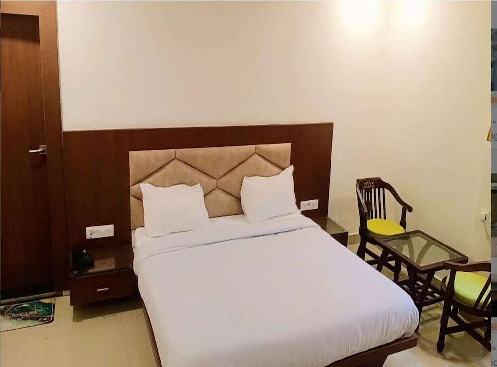 Гвалиор: Sakshi inn gwalior