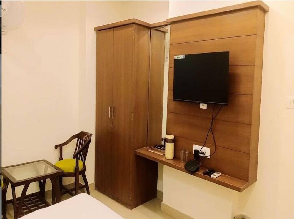 Гвалиор: Sakshi inn gwalior