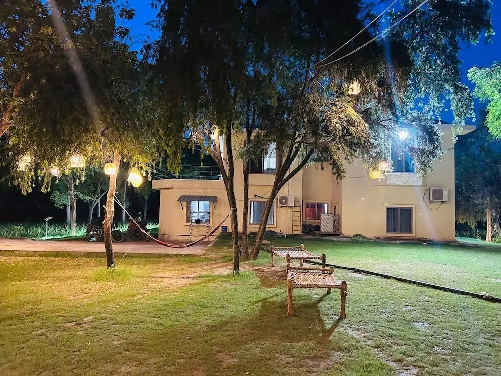 Roomshala 131 Willow Woods Farmhouse — фото 1