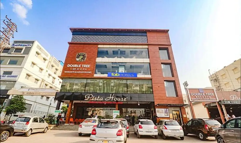 Fabhotel Twin Tree Suites — фото 1