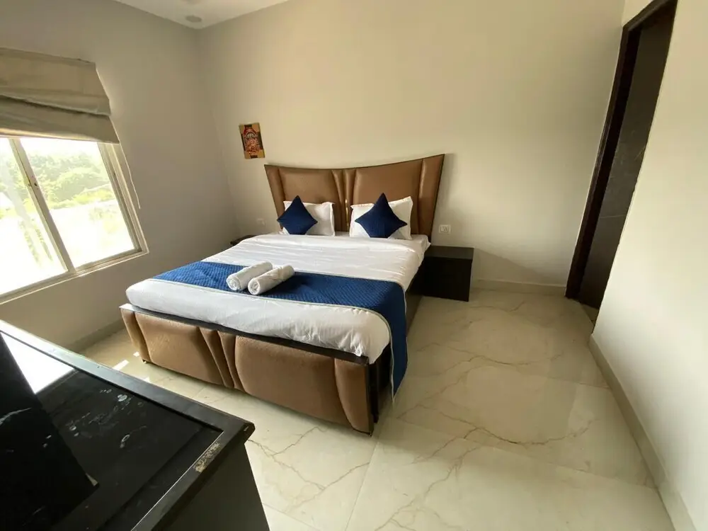 Большая Нойда: GoBravo 12 - Vansh 4Bhk Farm w/t Pool Sec135 Noida