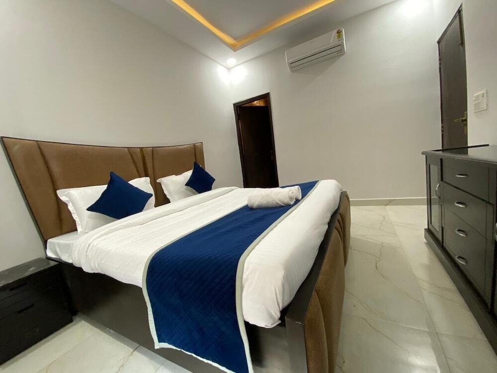 Большая Нойда: GoBravo 12 - Vansh 4Bhk Farm w/t Pool Sec135 Noida