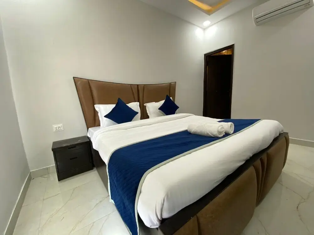 Большая Нойда: GoBravo 12 - Vansh 4Bhk Farm w/t Pool Sec135 Noida