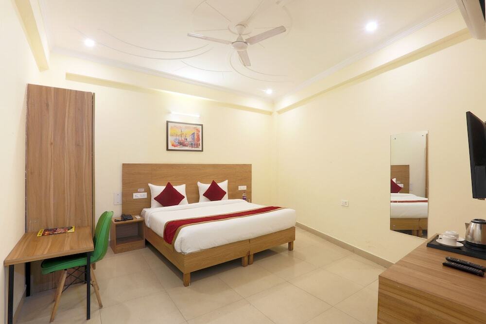 Нойда: Hotel Lemon Suites & Banquet Noida Sector 62