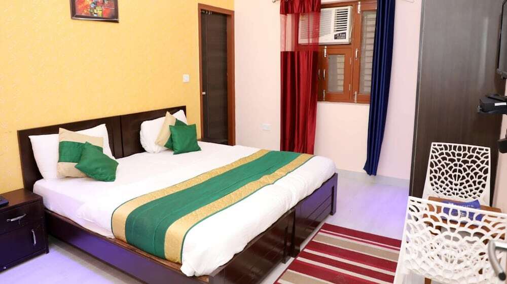 Нойда: Hotel Abodes House