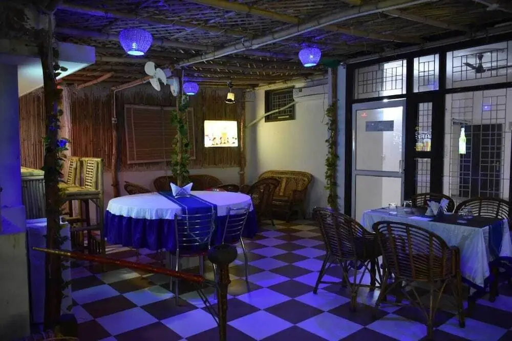 Нойда: Hotel Abodes House