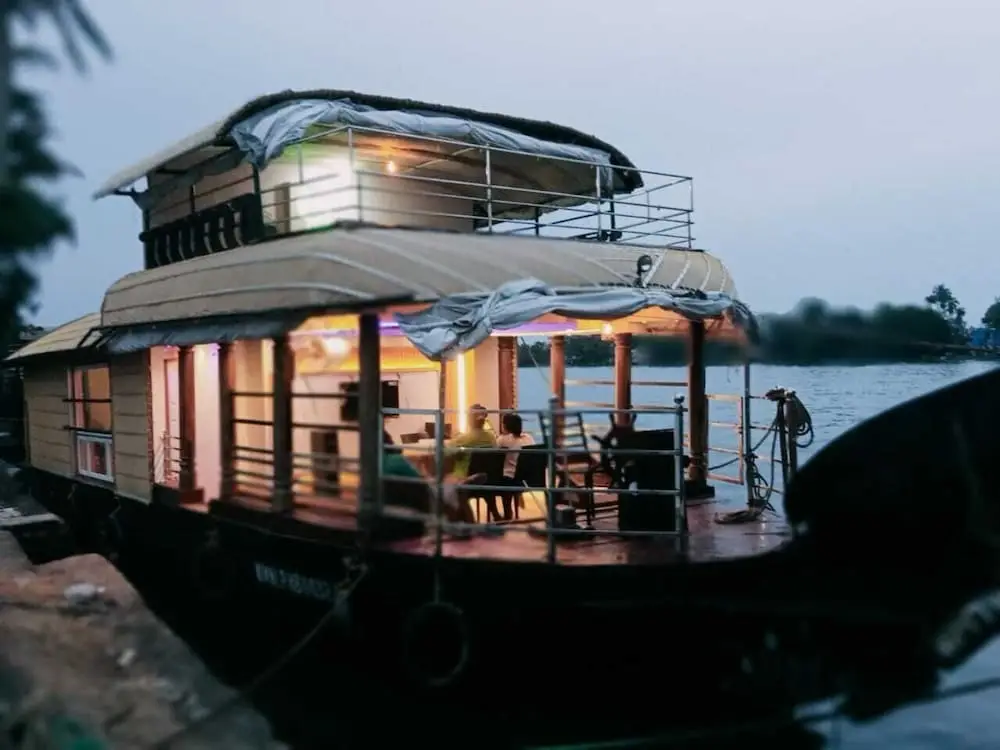 Аллеппи: Honeymoon Houseboat