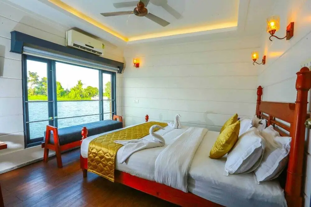 Аллеппи: Honeymoon Houseboat