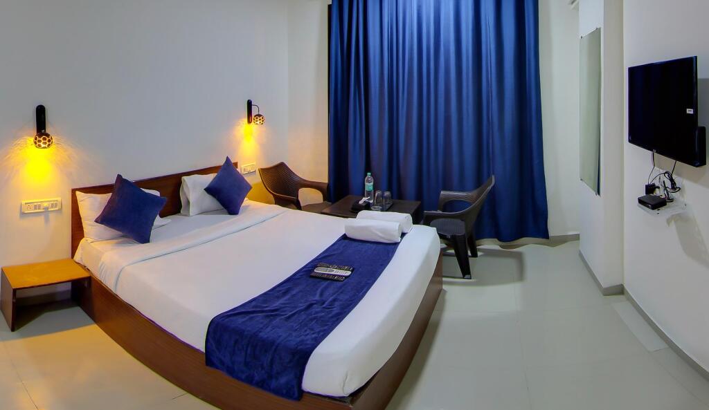 Лонавала: hotel rain sky inn