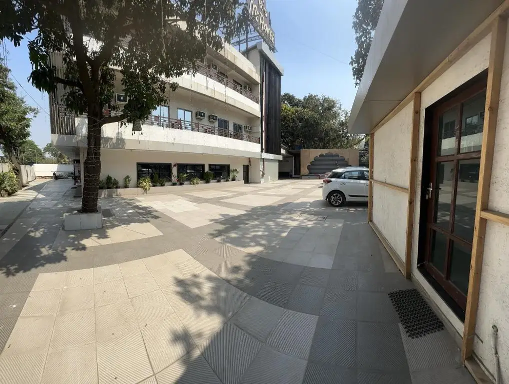 Тхане: Hotel Merakee - Near Dahisar Mira Road Mumbai