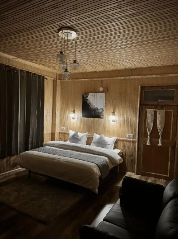 Гушайни: Hostay Tirthan