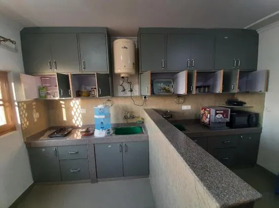 Шринагар: Bashaw Residency, Top Rated Family Guest House Near Srinagar Airport