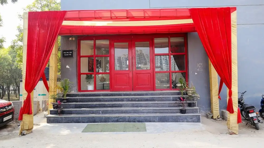 Hotel Noida Grand 121 — фото 1