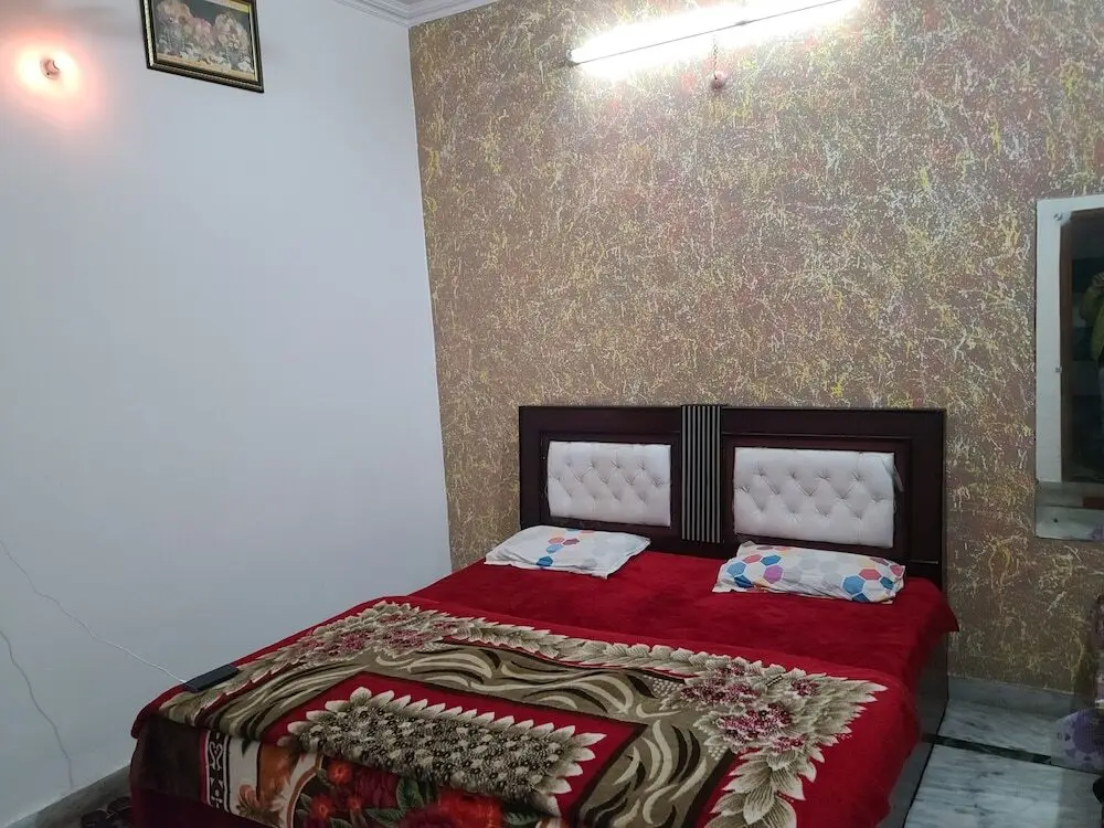 Вриндаван: Roomshala 153 Hotel Krishnashrya