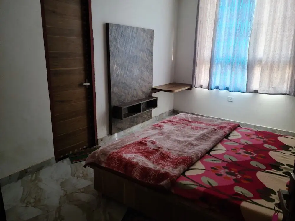 Вриндаван: Roomshala 153 Hotel Krishnashrya
