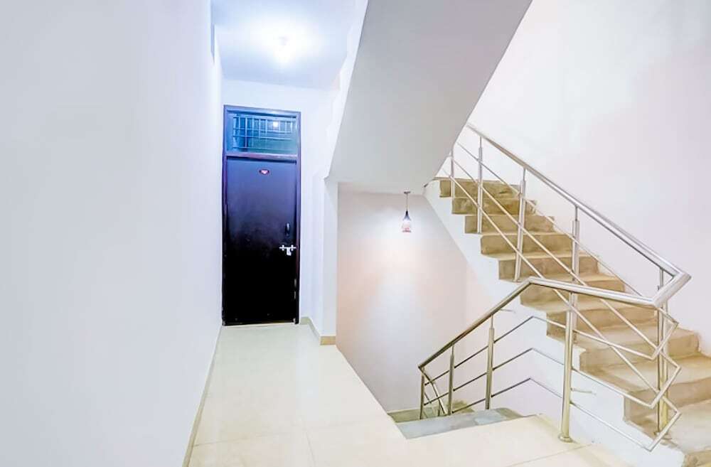 Нойда: Roomshala 154 Hotel Atharv