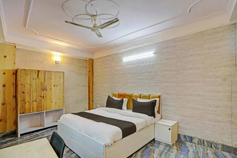 Нойда: Umen Hotel Sector 66