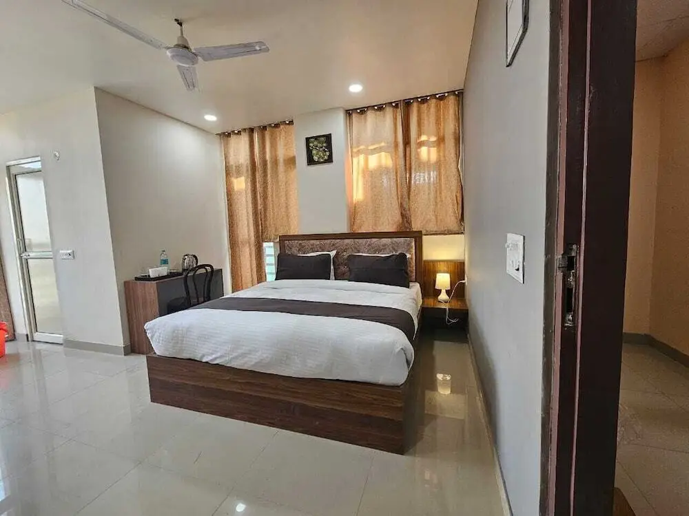 Нойда: Hotel Vistacrest Noida Sector 104