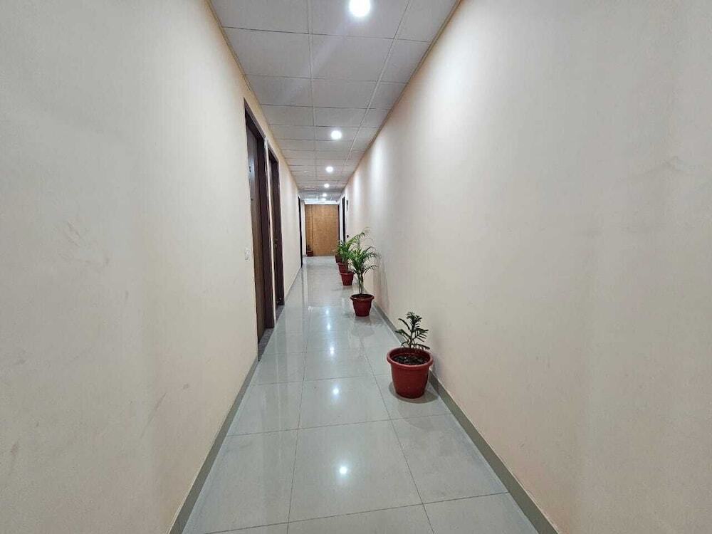 Hotel Vistacrest Noida Sector 104 — фото 1
