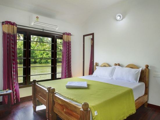 Cherthala: Southern Oasis Houseboats