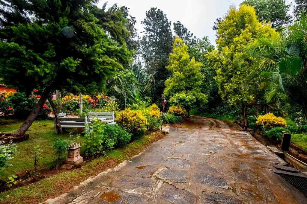 Алюр: Dwarasamudra Resort Belur