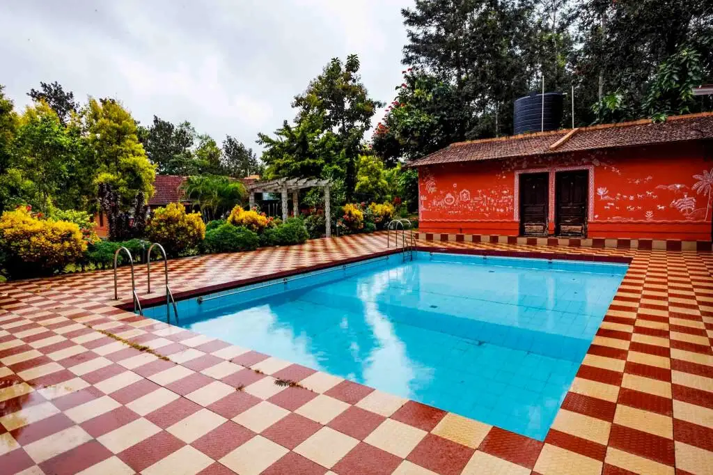 Алюр: Dwarasamudra Resort Belur