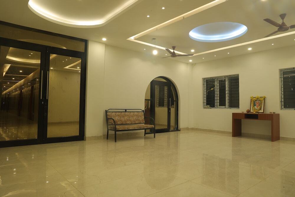 Нагоре: Sudeeksha Residency