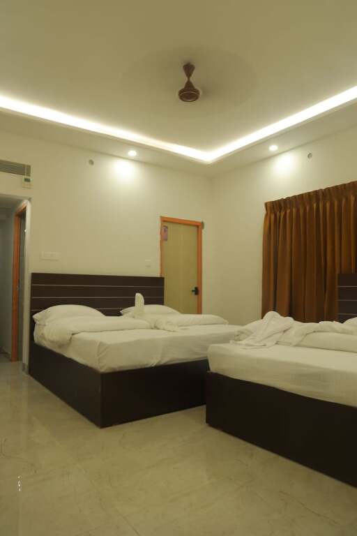 Нагоре: Sudeeksha Residency