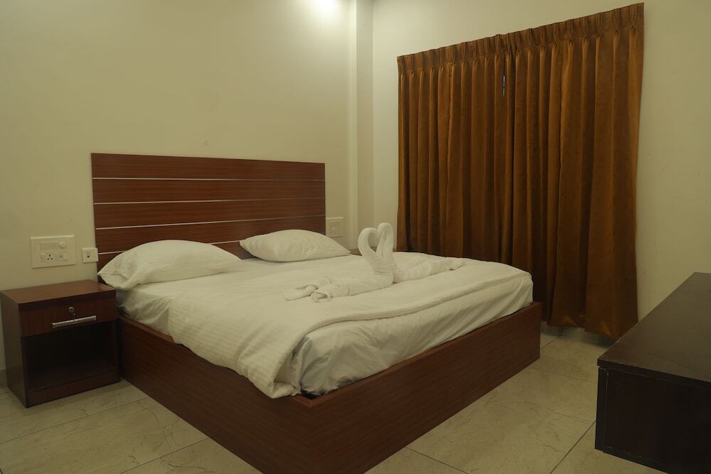 Нагоре: Sudeeksha Residency