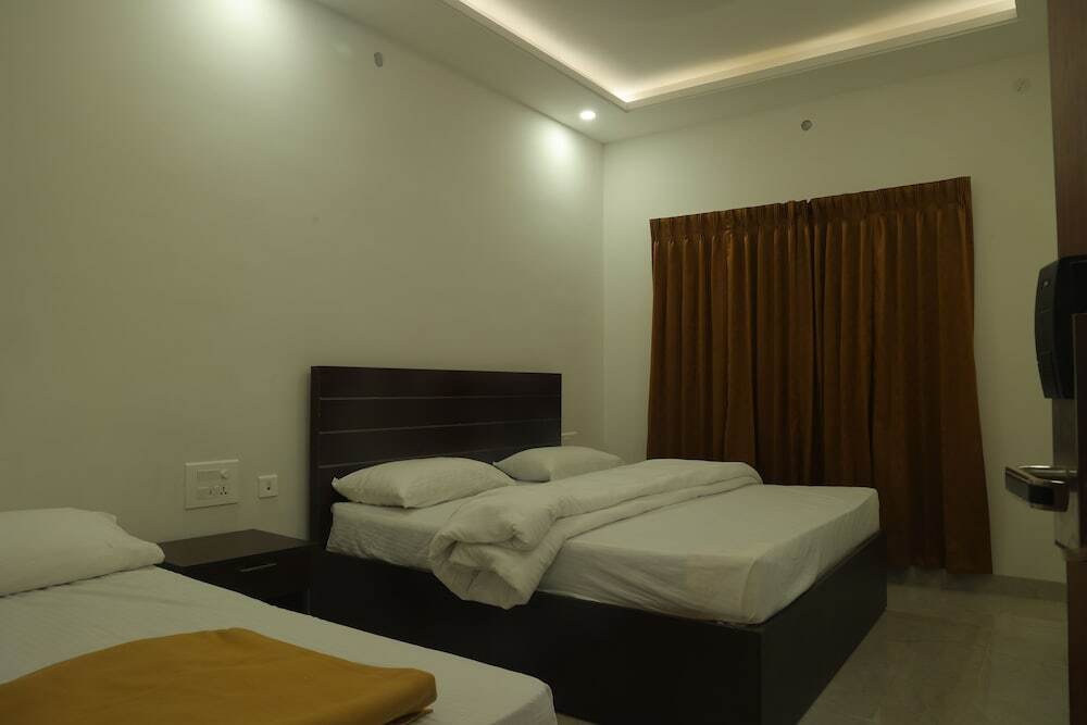 Нагоре: Sudeeksha Residency