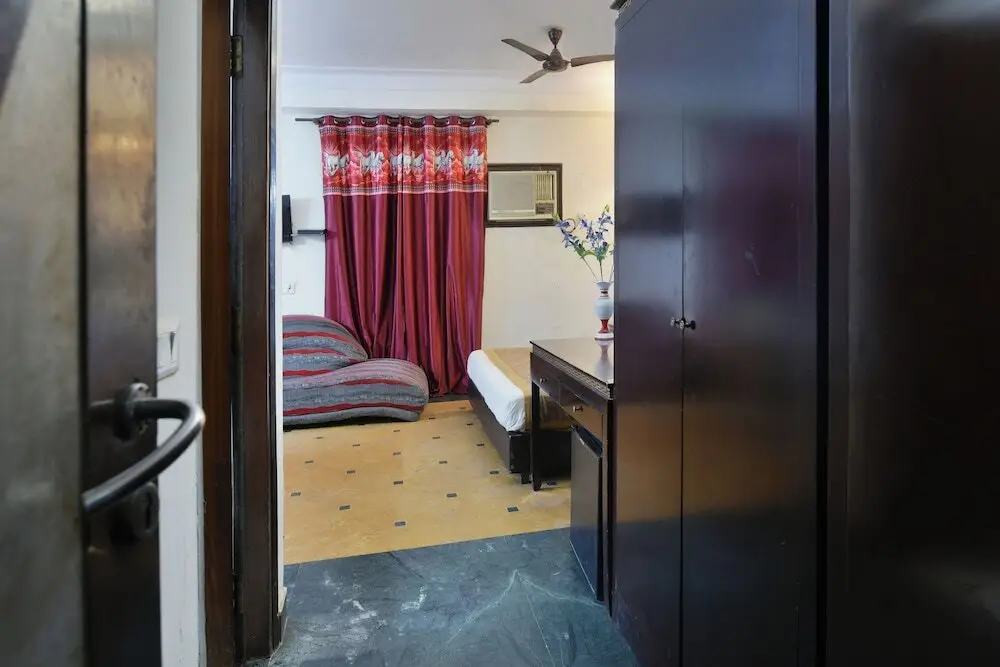 Нью-Дели: Hotel Revels By A1Rooms