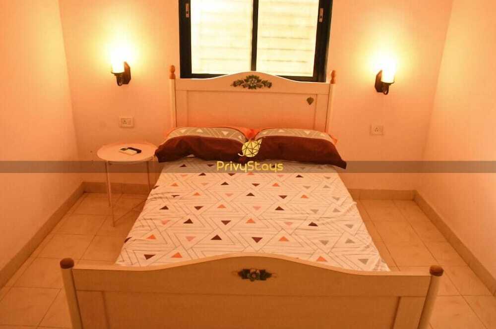 Киим: Privy Stays Reed Field Cottage