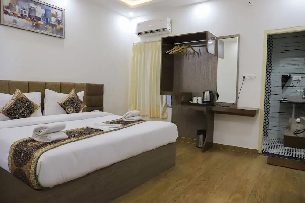 Сарнатх: Hotel Gulmohar Plaza By Auroville Ent