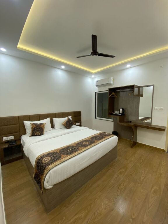 Сарнатх: Hotel Gulmohar Plaza By Auroville Ent
