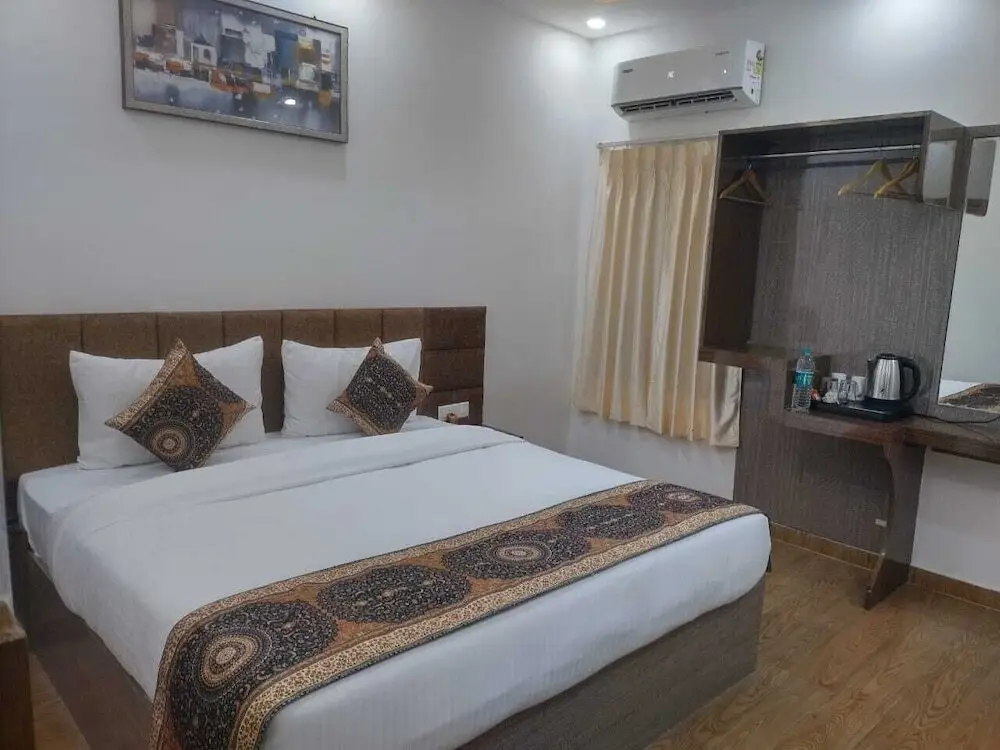Сарнатх: Hotel Gulmohar Plaza By Auroville Ent