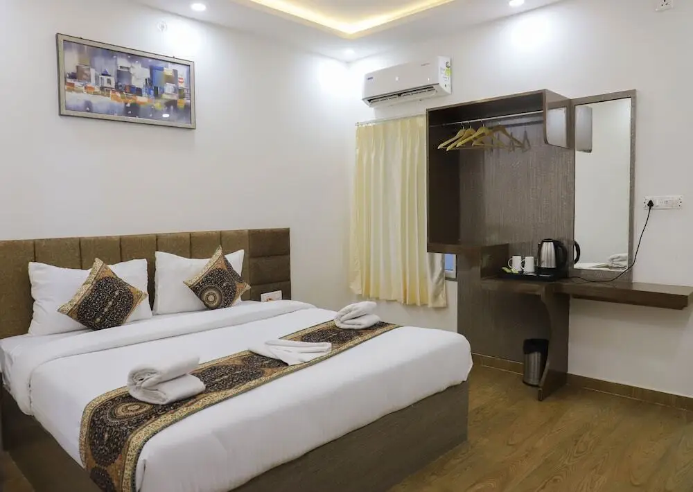 Сарнатх: Hotel Gulmohar Plaza By Auroville Ent