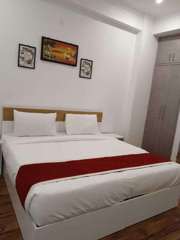 Нойда: Hotel Vivaan Suites