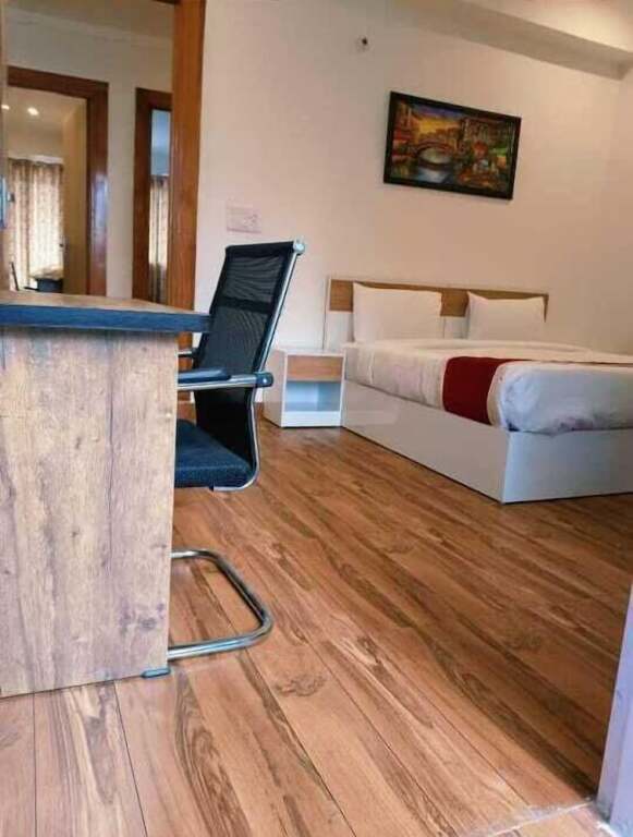 Нойда: Hotel Vivaan Suites