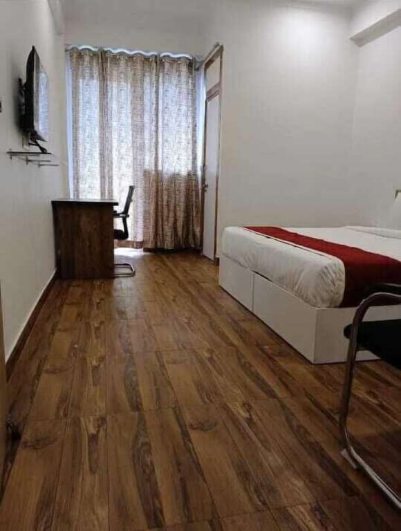 Нойда: Hotel Vivaan Suites
