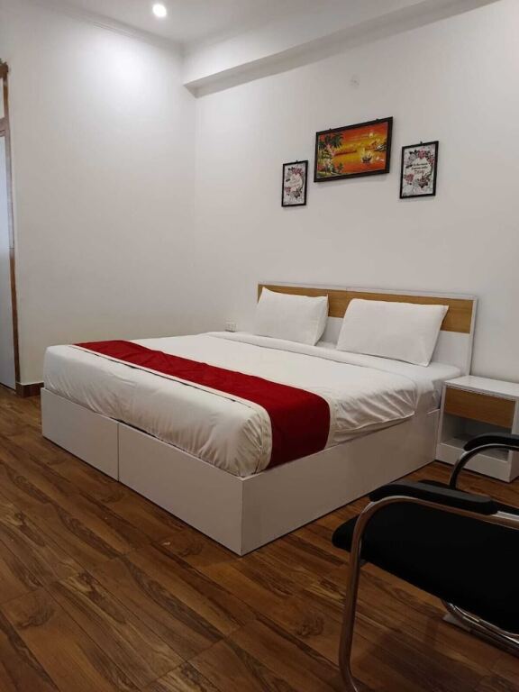 Нойда: Hotel Vivaan Suites