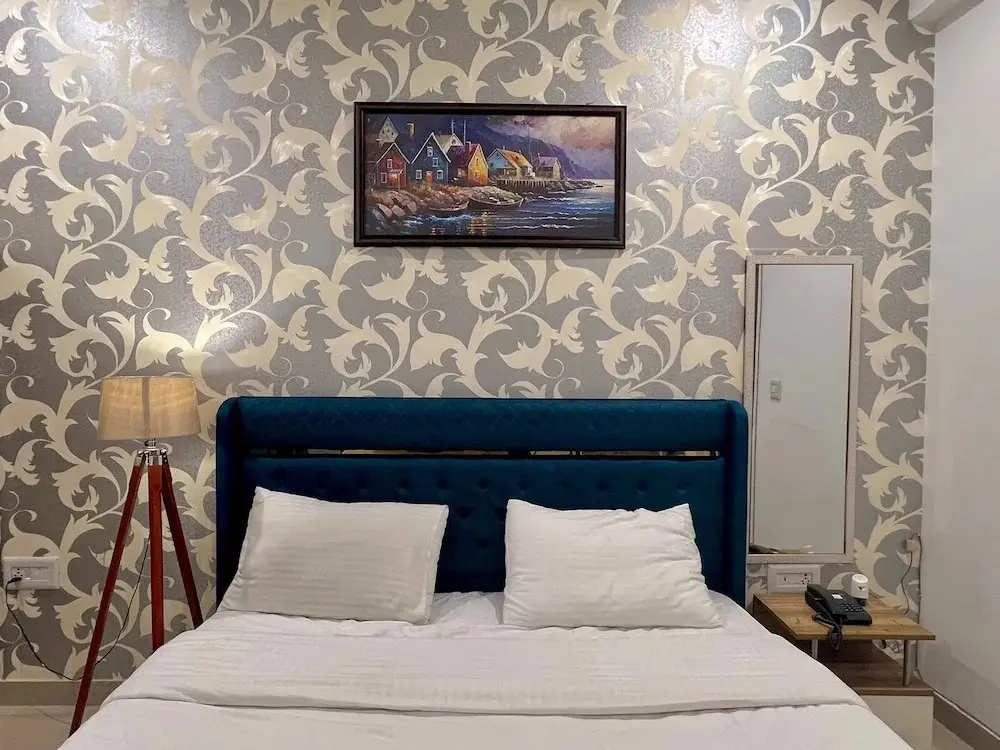 Нойда: Letstay Business Suite