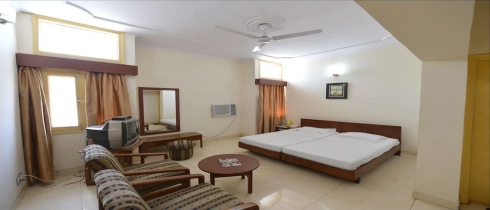 Ghasera: Jungle Babbler Tourist Resort