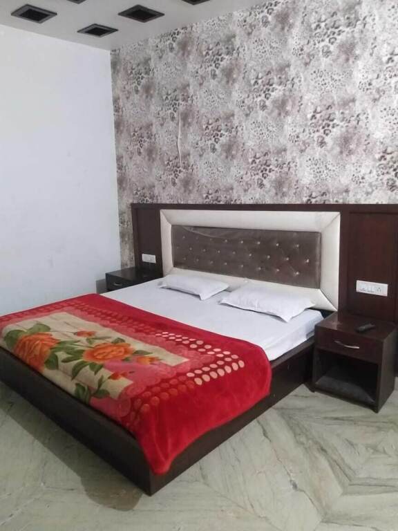 Карнал: Hotel Globe