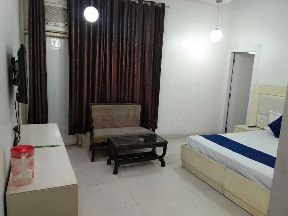Карнал: Hotel Globe