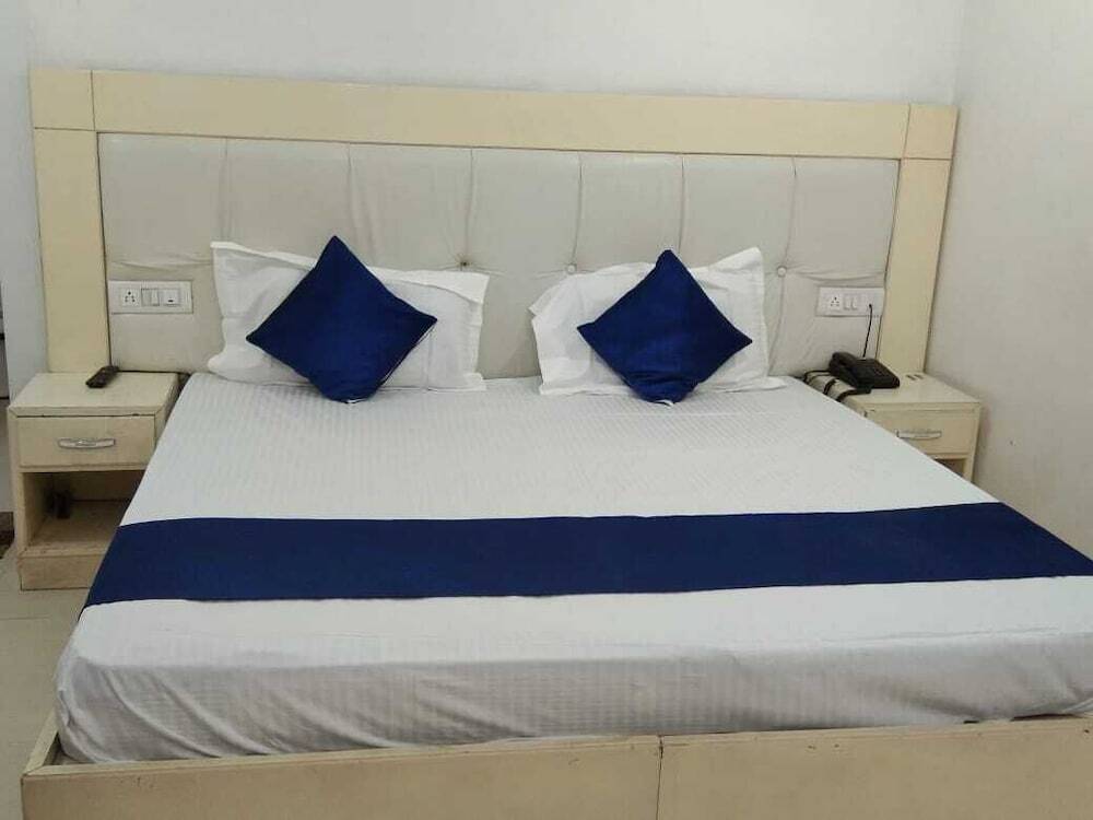Карнал: Hotel Globe
