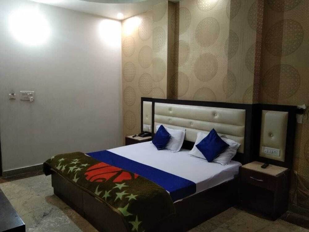 Карнал: Hotel Globe