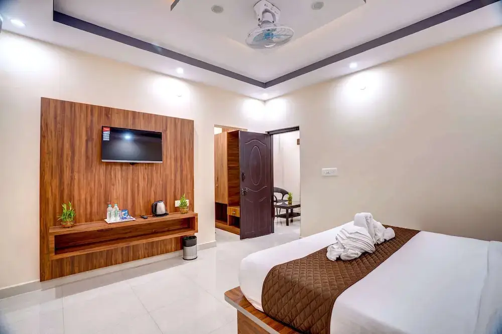 Кушалнагар: Skylight Inn