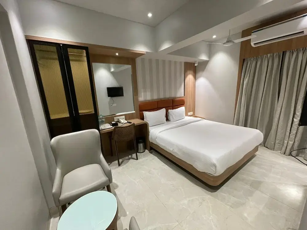 Тхане: Hotel The West Coast