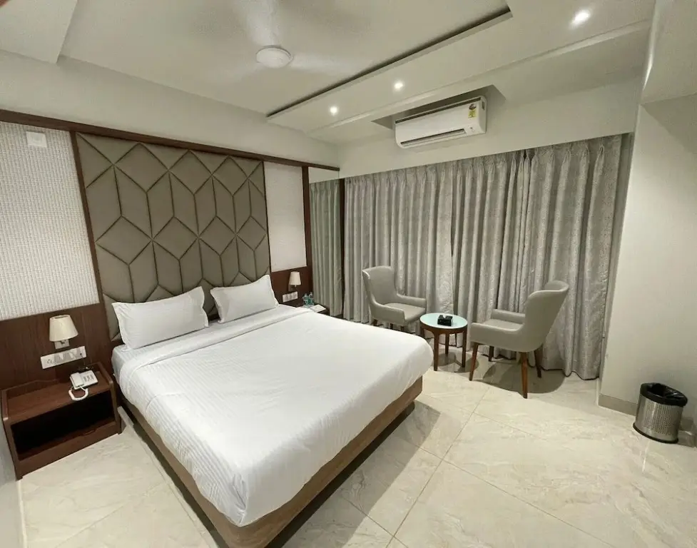 Тхане: Hotel The West Coast