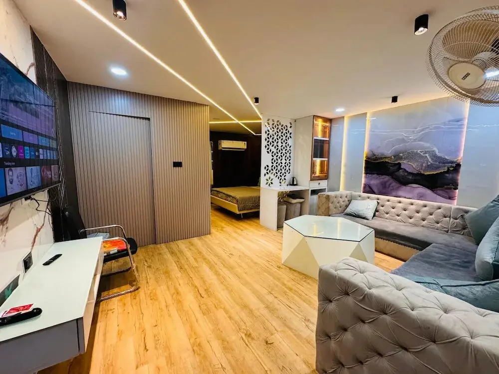 Удджайн: Home Escape Elite 1BHK Penthouse